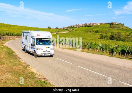 Elsass, Frankreich - 18.September 2019: Wohnmobil fahren auf Straßen zwischen Weinbergen auf der Elsässischen Weinstraße in der Nähe von Riquewihr, Frankreich. Stockfoto