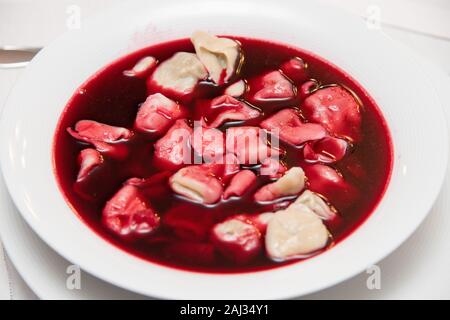 Traditionelle polnische hausgemachte Borscht mit Knödeln in Heiligabend. Polen. 24. Dezember 2019 © wojciech Strozyk/Alamy Stock Foto Stockfoto