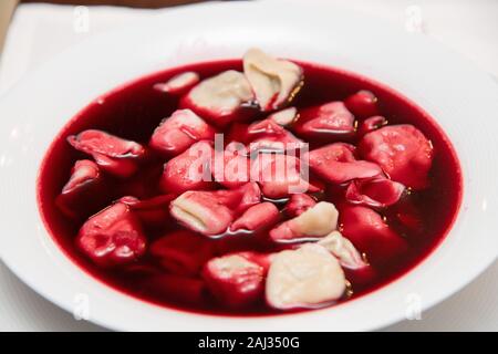 Traditionelle polnische hausgemachte Borscht mit Knödeln in Heiligabend. Polen. 24. Dezember 2019 © wojciech Strozyk/Alamy Stock Foto Stockfoto