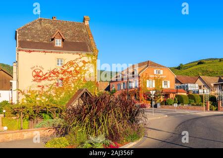 RIQUEWIHR, Frankreich - Sep 18, 2019: Schöne historische Weingut Gebäude in der Altstadt von Riquewihr Dorf an der berühmten Weinstraße im Elsass befindet. Stockfoto