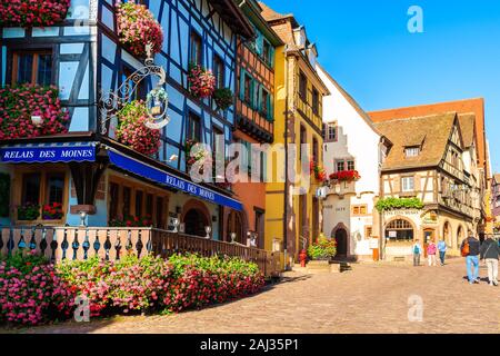 RIQUEWIHR, Frankreich - 18.September 2019: wunderschöne historische Häuser in der Altstadt von Riquewihr Dorf an der berühmten Weinstraße im Elsass befindet. Stockfoto