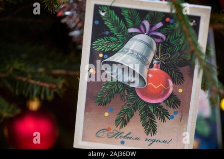 Sowjetische Weihnachtskarte, Lametta und rote Kugel den Weihnachtsbaum in Moskau eingerichtet Stockfoto