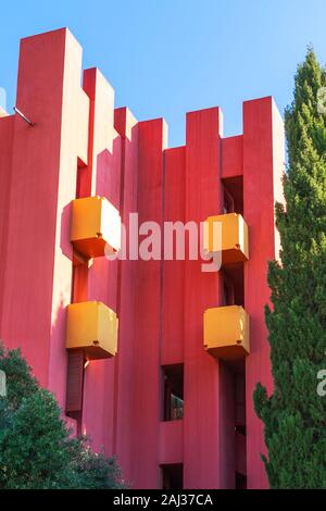 Calpe, Spanien, 01. Januar 2020: La Muralla Roja Gebäude, Rote Wand Gebäude in Calpe, Spanien Stockfoto