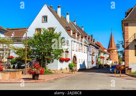 Elsass Wein Region, Frankreich - 20.September 2019: Typische Häuser in Ammerschwihr Dorf, das auf der elsässischen Weinstraße, Frankreich befindet. Stockfoto