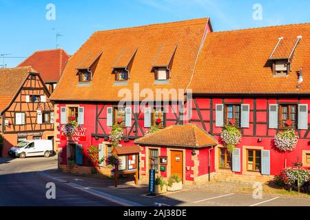 Elsass Wein Region, Frankreich - 20.September 2019: Traditionelles Restaurant in Beblenheim Dorf, das auf der elsässischen Weinstraße, Frankreich befindet. Stockfoto