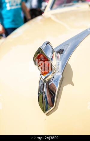 Conquistador Haube Maskottchen auf klassischen Vintage De Soto custom Coupé Cabriolet Auto an Stars & Stripes show in Tatton Park GROSSBRITANNIEN Stockfoto