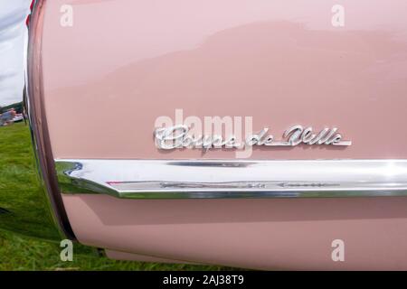 Nahaufnahme der Kotflügel von pink Classic 1960 vintage Cadillac Coupé de Ville Stars & Stripes show in Tatton Park GROSSBRITANNIEN Stockfoto