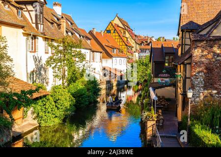 COLMAR, Frankreich - 20.September 2019: Boot mit Touristen auf La Lauch Fluss Kanal in berühmten Teil der Stadt namens Little Venice, Frankreich. Stockfoto