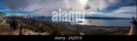 BARILOCHE, Argentinien, 19. JUNI 2019: Panoramablick über Landschaft und Gleitschirmfliegen über Nahuel Huapi See und Berge mit verschneiten Gipfeln in den Stockfoto