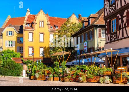 COLMAR, Frankreich - 20.September 2019: Restaurant und schöne Häuser in der Nähe von La Lauch Fluss Kanal in berühmten Teil der Stadt namens Little Venice, Frankreich. Stockfoto