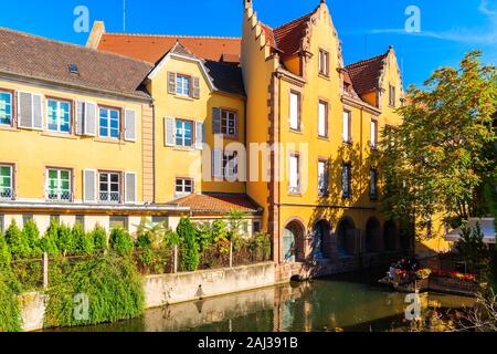 COLMAR, Frankreich - 20.September 2019: gelbe Fassade des schönen Haus auf La Lauch Fluss Kanal in berühmten Teil der Stadt namens Little Venice, Frankreich. Stockfoto