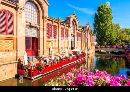 COLMAR, Frankreich - 20.September 2019: Restaurant und schöne Häuser in der Nähe von La Lauch Fluss Kanal in berühmten Teil der Stadt namens Little Venice, Frankreich. Stockfoto