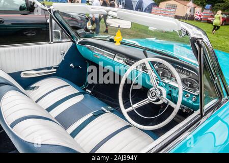 Innenraum des Vintage Blue 1964 Cabriolet Ford Galaxy 500 auf der Stars & Stripes American Classic Car Show Stockfoto