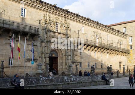 Santiago de Compostela, Spanien. Fassade der Katholischen Könige hostel in Obradoiro Square in Santiago de Compostela am 6. Dezember 2019 Stockfoto