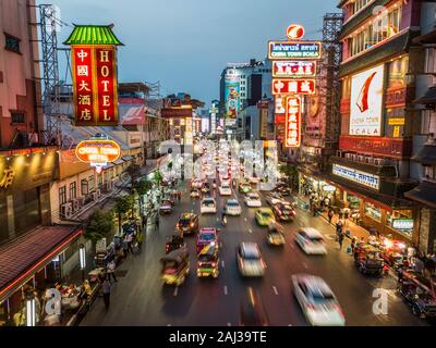 BANGKOK, THAILAND - 26. MÄRZ 2018: Abend in der yaowarat Straße in Chinatown, Bangkok, Thailand. Stockfoto