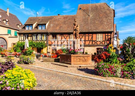 Schöne traditionelle bunte Häuser im malerischen Dorf Kientzheim, Elsass Wein Region, Frankreich Stockfoto