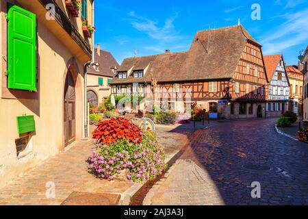 Schöne traditionelle bunte Häuser im malerischen Dorf Kientzheim, Elsass Wein Region, Frankreich Stockfoto