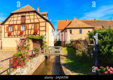 Schöne traditionelle bunte Häuser im malerischen Dorf Kientzheim, Elsass Wein Region, Frankreich Stockfoto