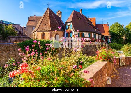 Schöne traditionelle bunte Häuser mit Blumen im malerischen Dorf Kaysersberg, Elsass Wein Region, Frankreich Stockfoto