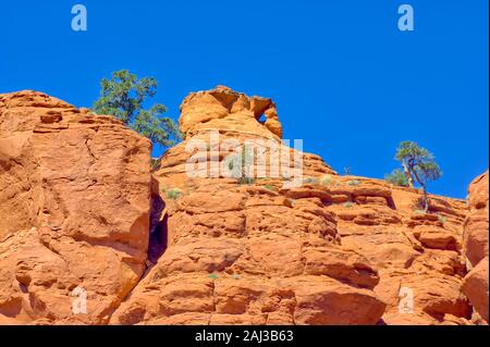 Ein augenförmiges Felsfenster auf dem Gipfel des Bell Rock in Sedona Arizona.Summit Stockfoto