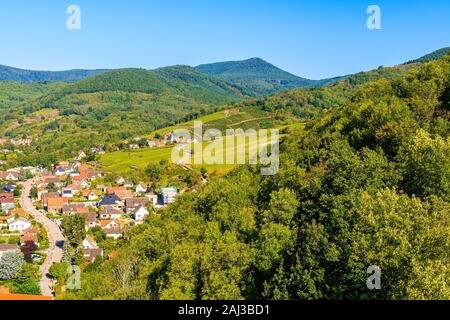 Grünen Weinbergen und Blick von Kaysersberg Dorf aus Burg auf der elsässischen Weinstraße, Frankreich Stockfoto