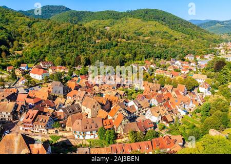 Blick auf das malerische Dorf von Burg Kaysersberg, Elsass Wein Region, Frankreich Stockfoto