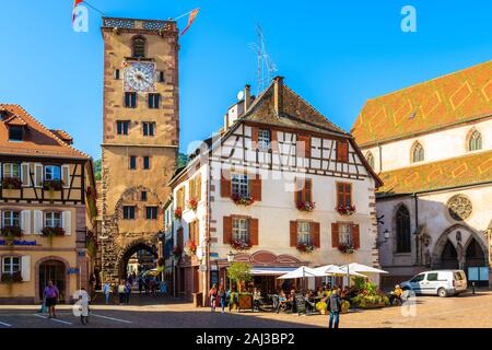 Elsass Wein Region, Frankreich - 20.September 2019: Restaurants und bunte Häuser am Hauptplatz von Ribeauville Dorf, das auf Elsässer Wein Rou befindet. Stockfoto