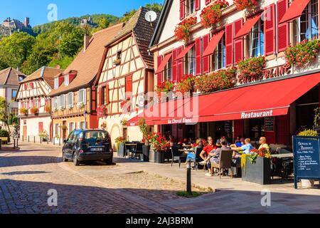 Elsass Wein Region, Frankreich - 20.SEPTEMBER, 2019: Die Menschen essen im Restaurant auf der Straße von Ribeauville Dorf, das auf der elsässischen Weinstraße, Franken befindet. Stockfoto