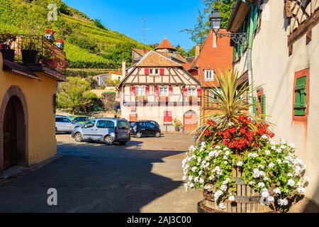 Schöne traditionelle bunte Häuser im malerischen Ribeauville Dorf, Elsass Wein Region, Frankreich Stockfoto