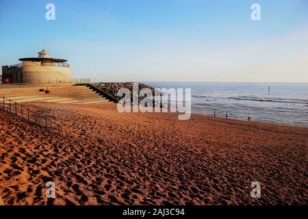 Weihnachten Menschen spielen am Strand am Nachmittag, Ventnor, Isle of Wight, Großbritannien Stockfoto