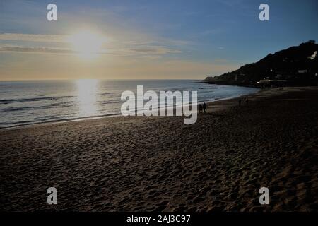 Weihnachten Menschen spielen am Strand am Nachmittag, Ventnor, Isle of Wight, Großbritannien Stockfoto