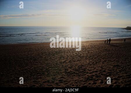 Weihnachten Menschen spielen am Strand am Nachmittag, Ventnor, Isle of Wight, Großbritannien Stockfoto