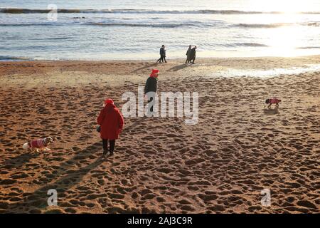 Weihnachten Menschen spielen am Strand am Nachmittag, Ventnor, Isle of Wight, Großbritannien Stockfoto