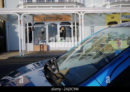 Tony's Tea Rooms, Ventnor Strand, und Reflexionen der viktorianischen Gebäude in ein Autofenster, Weihnachten. Stockfoto