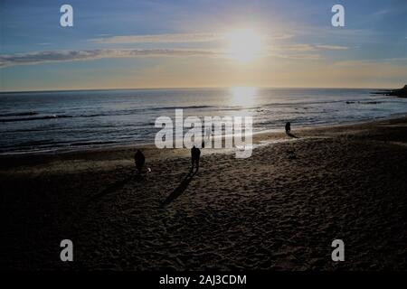 Weihnachten Menschen spielen am Strand am Nachmittag, Ventnor, Isle of Wight, Großbritannien Stockfoto