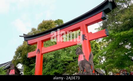 Heilige fox Statue an einem Torii-tor in fushimi Inari Tempel in Kyoto. Stockfoto