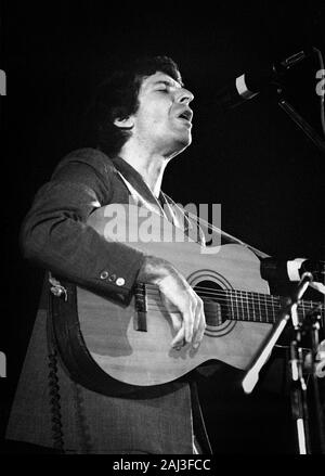 AMSTERDAM, NIEDERLANDE: Leonard Cohen führt live auf der Bühne in Amsterdam, Niederlande, 1975 (Foto Gijsbert Hanekroot) Stockfoto