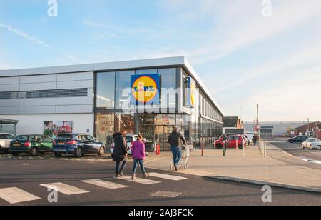 Käufer gehen zu einem neu gebauten Lidl store in Poulton le Fylde Lancashire England UK verkaufen Kosten cuttring Elemente wie Getränke, Lebensmittel, Kleidung etc. Stockfoto