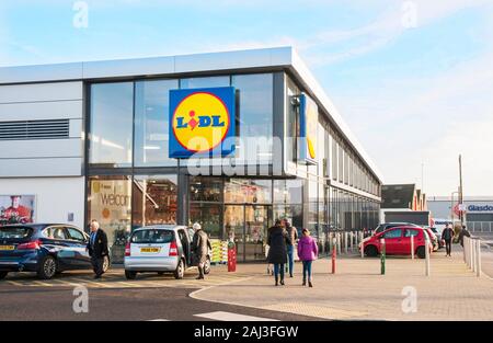 Käufer gehen zu einem neu gebauten Lidl store in Poulton le Fylde Lancashire England UK verkaufen Kosten cuttring Elemente wie Getränke, Lebensmittel, Kleidung etc. Stockfoto