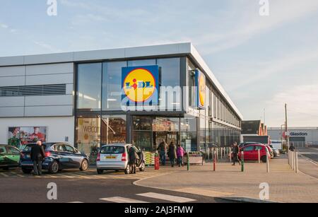 Käufer gehen zu einem neu gebauten Lidl store in Poulton le Fylde Lancashire England UK verkaufen Kosten cuttring Elemente wie Getränke, Lebensmittel, Kleidung etc. Stockfoto