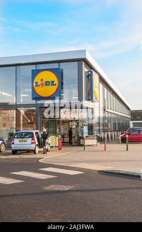 Käufer gehen zu einem neu gebauten Lidl store in Poulton le Fylde Lancashire England UK verkaufen Kosten cuttring Elemente wie Getränke, Lebensmittel, Kleidung etc. Stockfoto