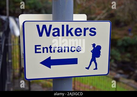 Wanderer Eingangsschild mit Pfeil links und Backpacker Symbol zeigt. In Inversnaid Hotel am Ufer des Loch Lomond. Stockfoto