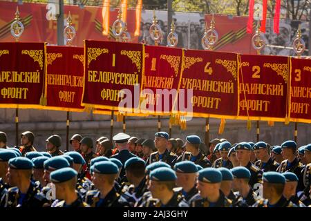 Moskau, Russland. 7. Mai, 2015 russische Soldaten halten Transparente mit mit Namen von Fronten der Russischen Armee während der Tag des Sieges Militärparade anlässlich des 70. Jahrestages des Sieges über Nazi-Deutschland im Großen Vaterländischen Krieg von 1941-1945 Stockfoto