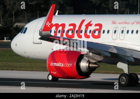 Nahaufnahme eines Air Malta Airbus A320neo Flugzeugs, das das CFM International Leap-1A Strahltriebwerk unter dem Flügel zeigt, und des Flügelspitzenscharklets oder Winglets Stockfoto