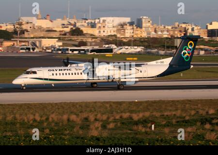 Bombardier Dash 8-Q400 Turboprop-Flugzeuge der griechischen Fluggesellschaft Olympic Air, die von Malta abfliegen. Flugreisen in der EU. Kurzstreckenflüge. Stockfoto