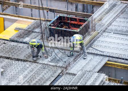 Baustelle, Montage von Elementdecken in semi-Fertigteile Bau, diese dann mit Ortbeton gefüllt, Stockfoto