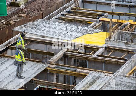 Baustelle, Montage von Elementdecken in semi-Fertigteile Bau, diese dann mit Ortbeton gefüllt, Stockfoto