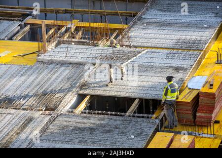 Baustelle, Montage von Elementdecken in semi-Fertigteile Bau, diese dann mit Ortbeton gefüllt, Stockfoto