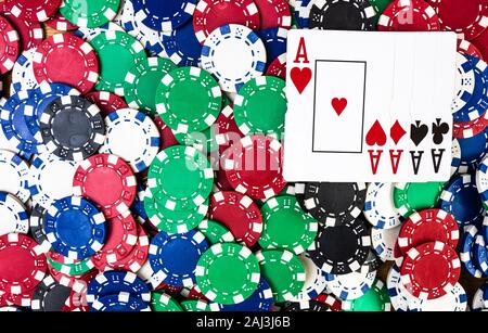 Poker Chips, Poker Karten Hintergrund. Casino Konzept für Unternehmen, Risiko, Chance, Glück oder Glücksspiel Stockfoto