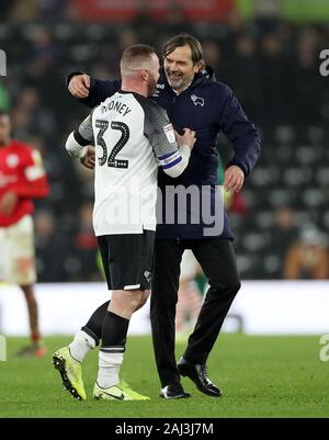 Von Derby County Wayne Rooney mit Manager Phillip Cocu feiern, nachdem der Himmel Wette Championship Match im Pride Park, Derby. Stockfoto